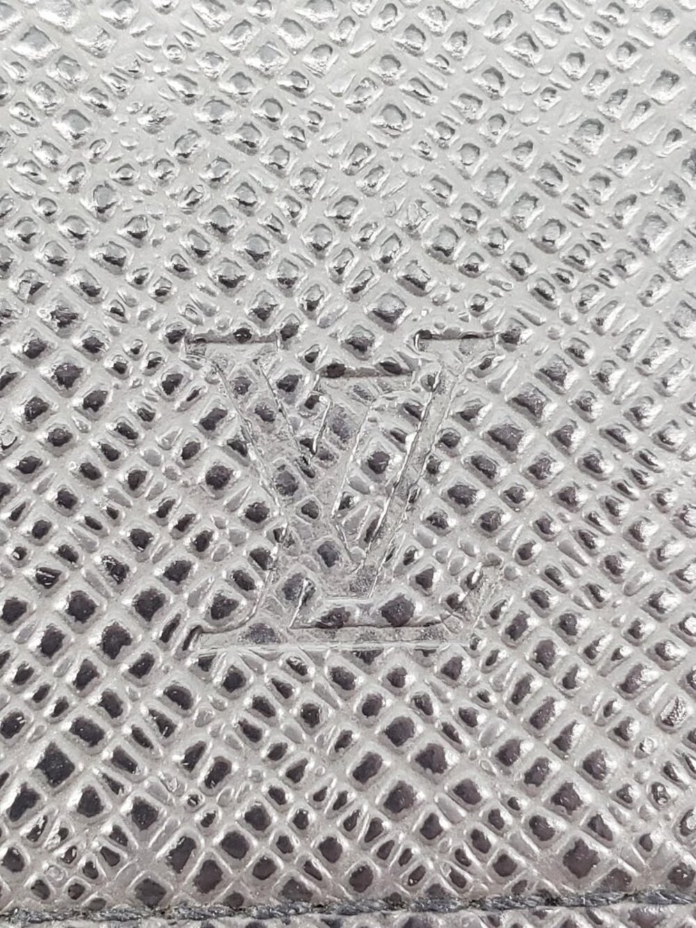 Authentic Louis Vuitton 6-Key Holder – Black Leather – Silver Hardware - Picture 16 of 16